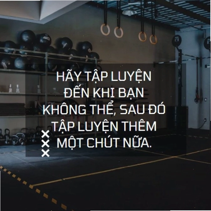 Người phụ nữ khoe cơ bụng săn chắc sau khi tập luyện