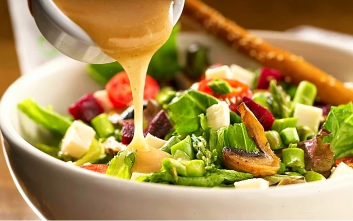 Người phụ nữ nhìn vào cân và tỏ vẻ thất vọng khi cân nặng không giảm