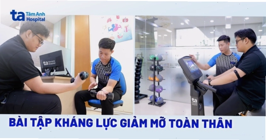 Người phụ nữ tập luyện với dây kháng lực để giảm mỡ toàn thân