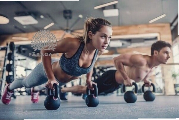 Người phụ nữ tập pilates trên thảm với sự tập trung cao độ