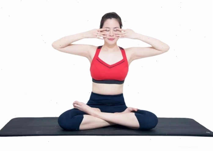 Người phụ nữ tập thể dục thẩm mỹ để giảm mỡ bụng và lấy lại vóc dáng