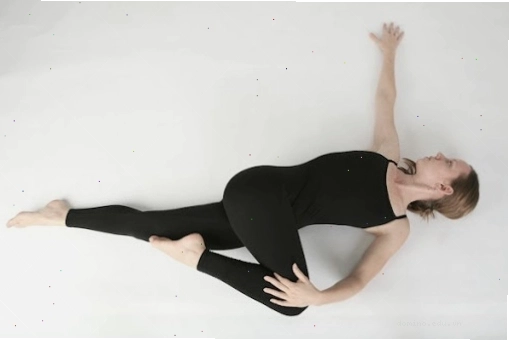 Người phụ nữ tập yoga cơ bản tại nhà với động tác thư giãn