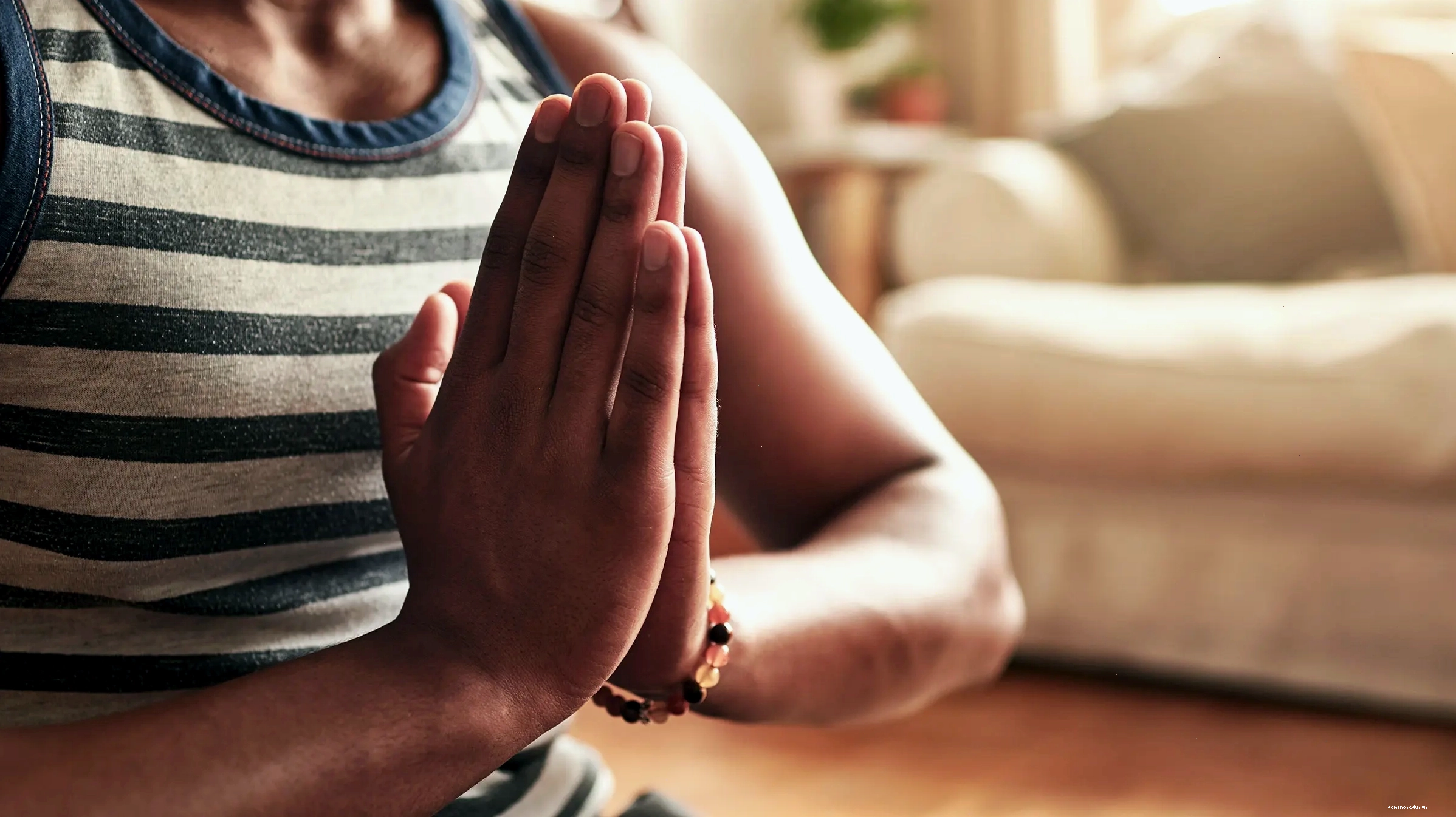 Người phụ nữ tập yoga trong tư thế chiến binh