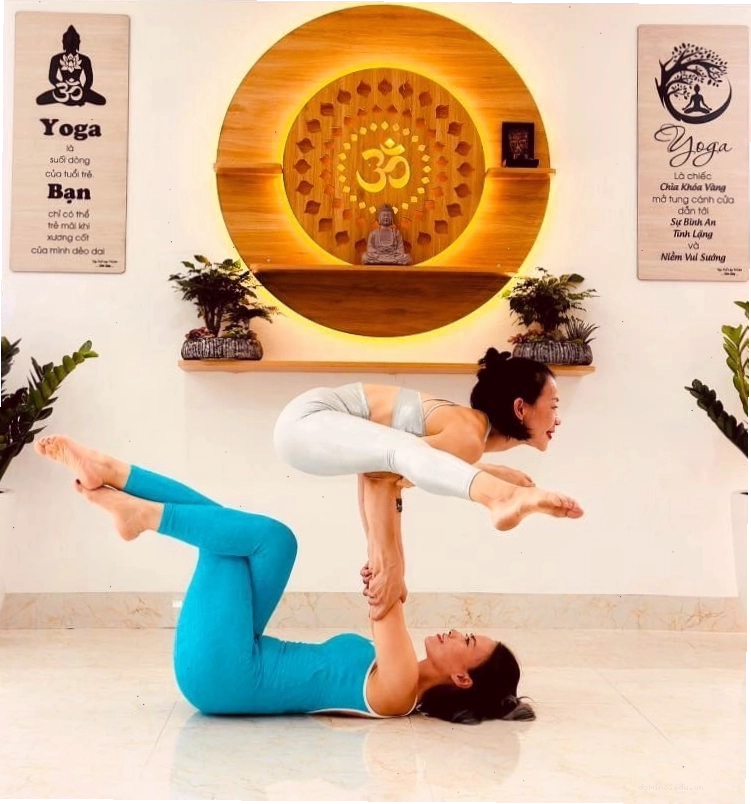 Người phụ nữ thực hành tư thế yoga trên thảm