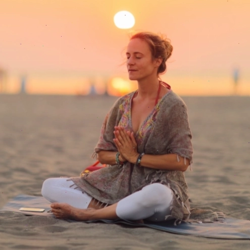 Người phụ nữ thực hành yoga Kundalini với hơi thở và tư thế