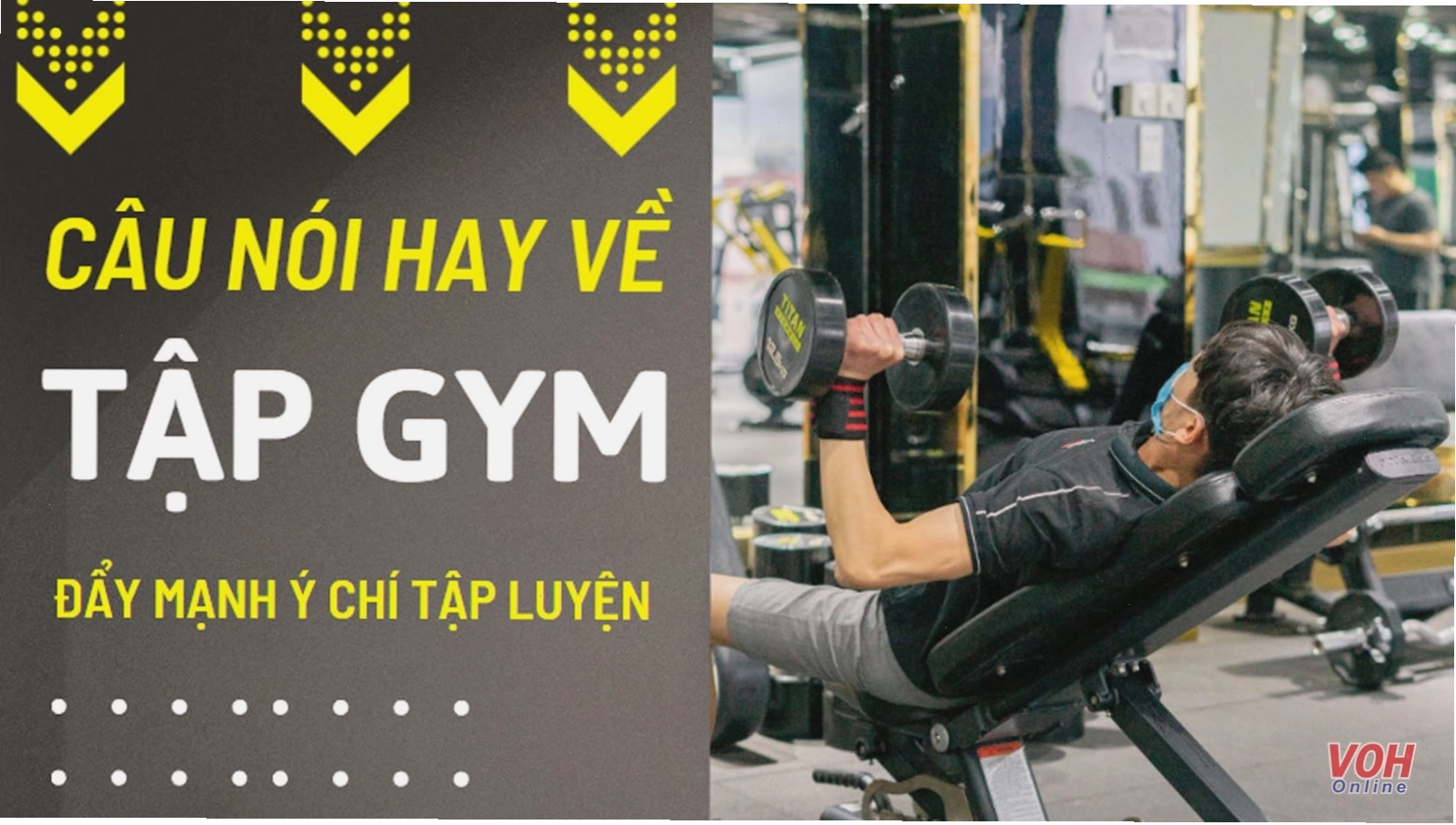 Người phụ nữ thực hành yoga trên bãi biển