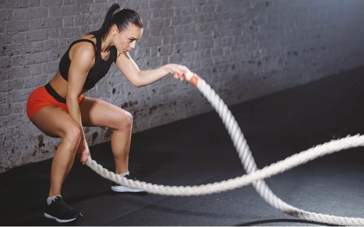 Người phụ nữ thực hiện bài tập burpee trong vòng 4 phút của phương pháp Tabata