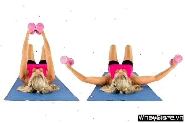 Người phụ nữ thực hiện bài tập ép ngực với tạ đơn (Chest Fly)