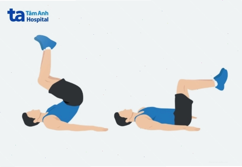 Người phụ nữ thực hiện bài tập gập bụng ngược