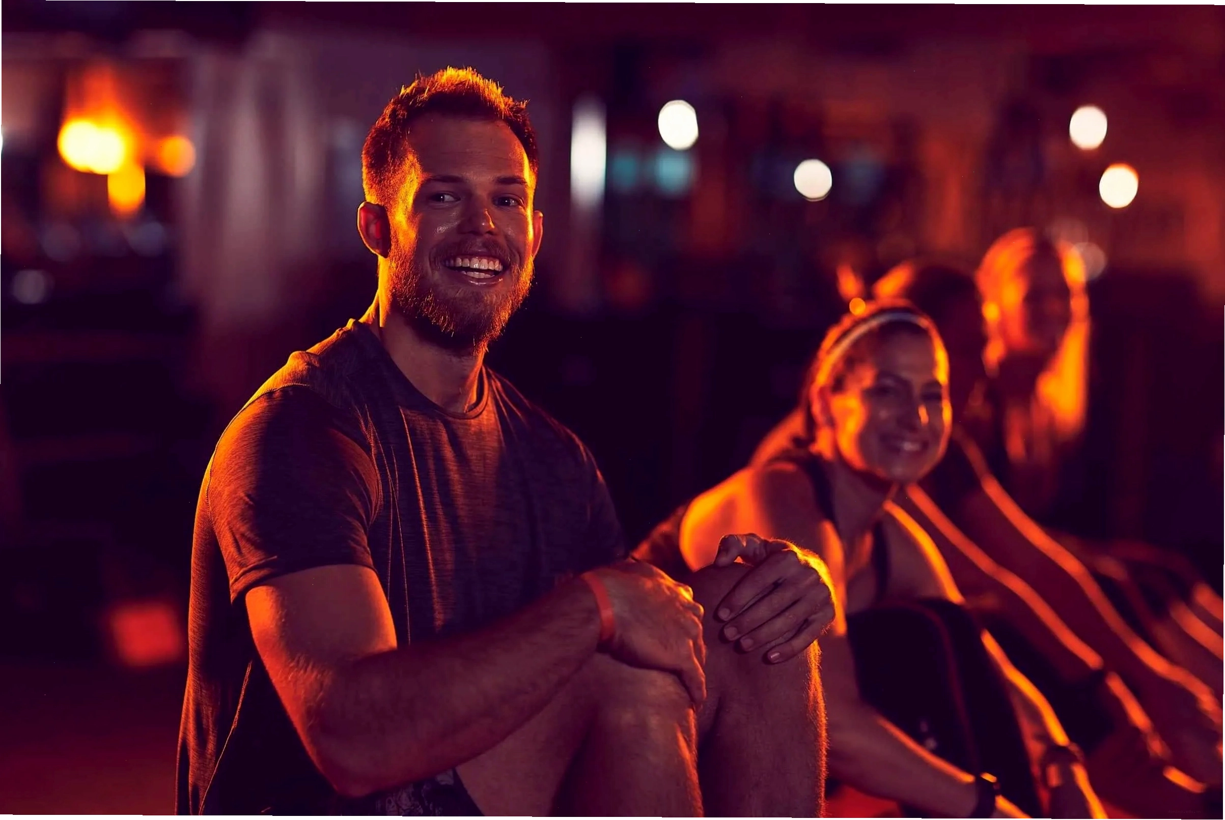 Người phụ nữ thực hiện bài tập gập bụng trong phòng gym