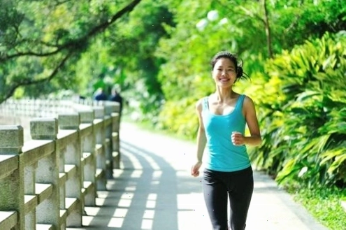 Người phụ nữ thực hiện bài tập thể dục aerobic với tinh thần vui vẻ