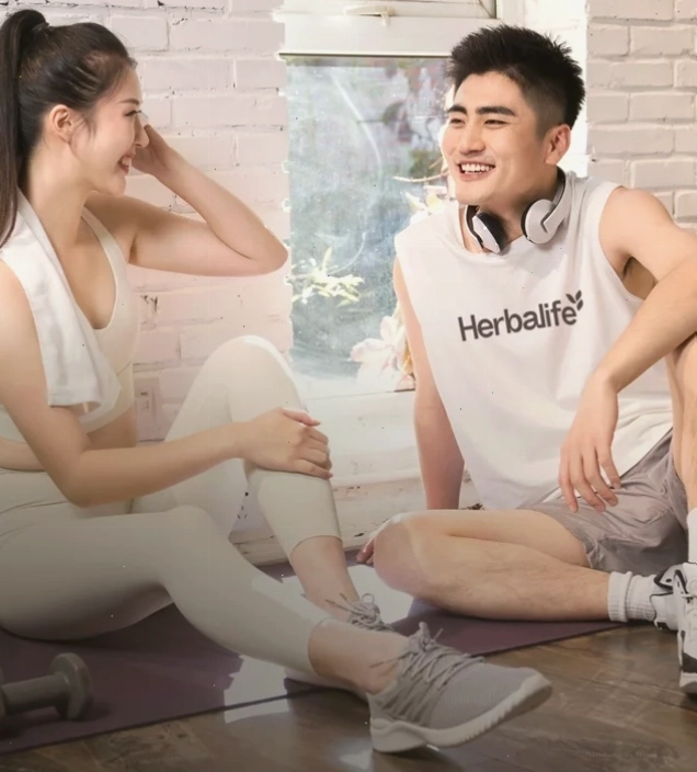 Người phụ nữ thực hiện bài tập thể dục giảm cân với sản phẩm Herbalife