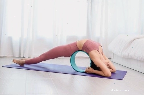Người phụ nữ thực hiện bài tập yoga giảm đau bụng kinh