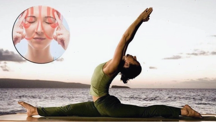 Người phụ nữ thực hiện bài tập yoga với tư thế cân bằng