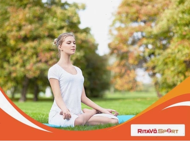 Người phụ nữ thực hiện các động tác yoga tốt cho tim mạch