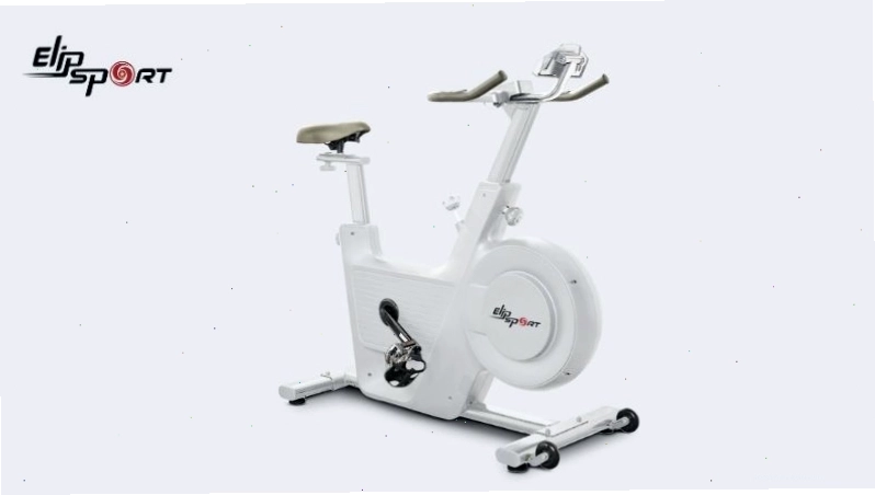 Người phụ nữ thực hiện động tác căng cơ chân sau khi tập luyện