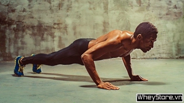 Người phụ nữ thực hiện động tác chống đẩy (Push up)