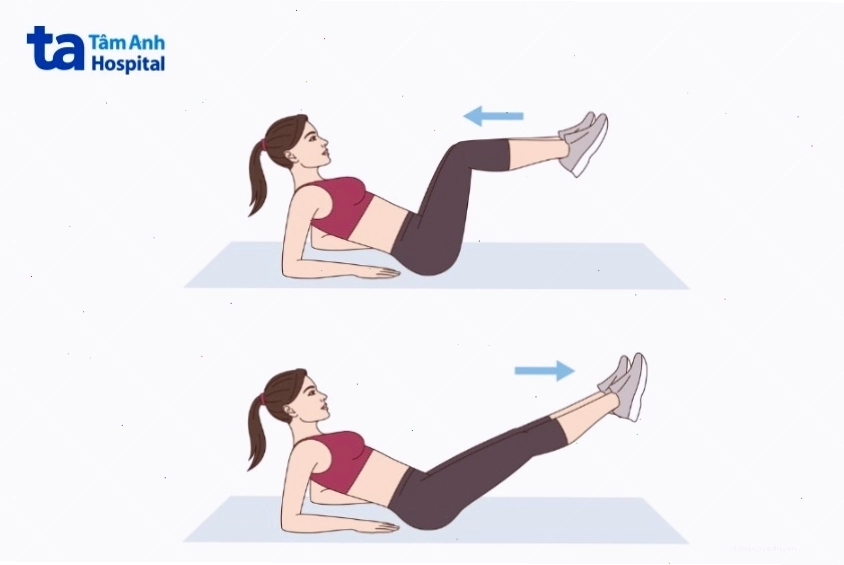 Người phụ nữ thực hiện động tác gập duỗi chân flutter kick