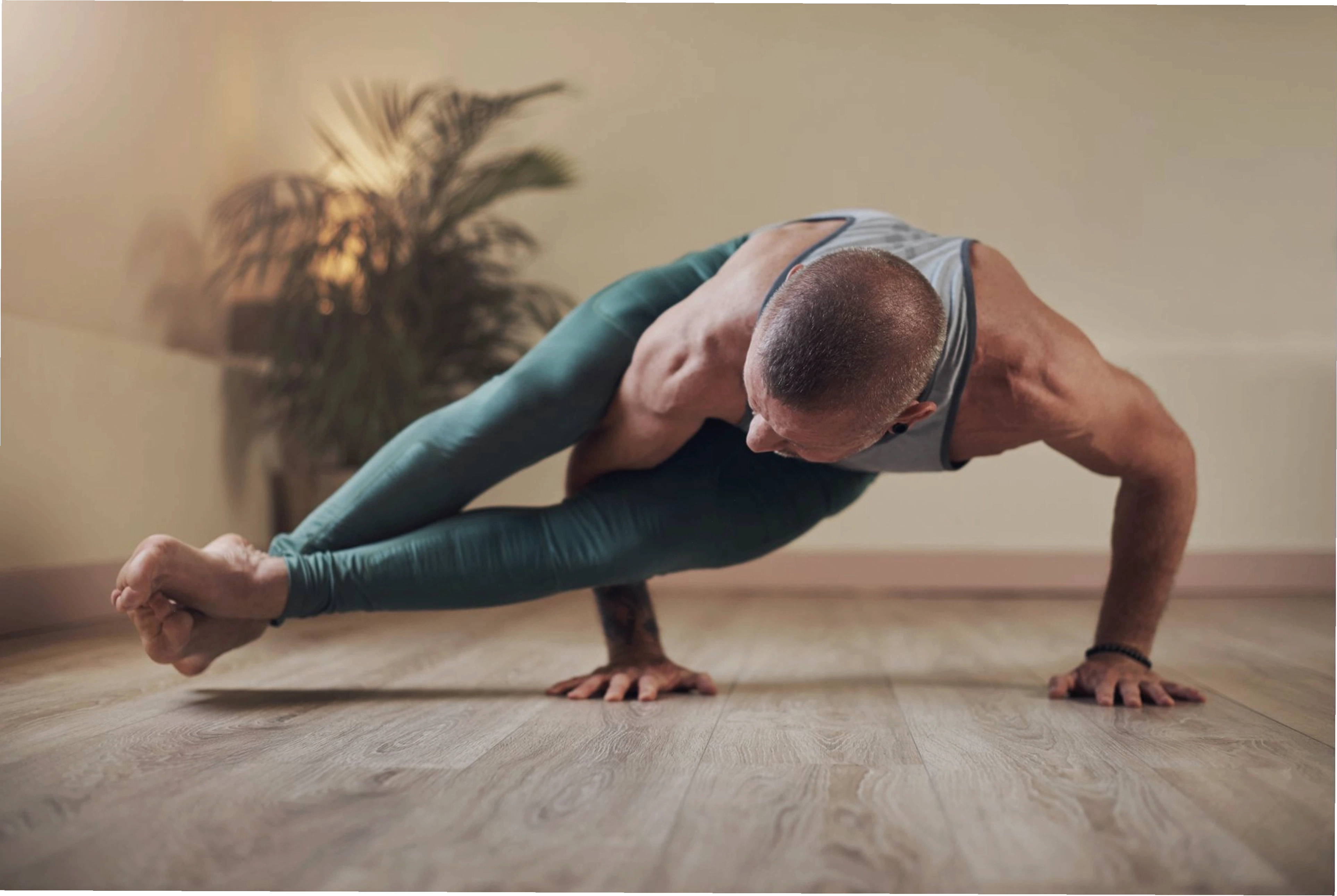 Người phụ nữ thực hiện tư thế Cây trong Yoga