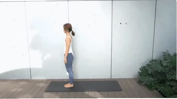 Người phụ nữ thực hiện tư thế Chiến binh I (Virabhadrasana I)