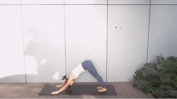 Người phụ nữ thực hiện tư thế Chiến binh II (Virabhadrasana II) với hai tay dang rộng
