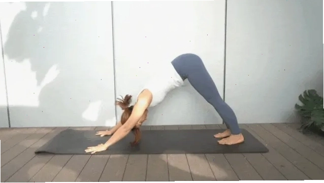 Người phụ nữ thực hiện tư thế Chó úp mặt (Adho Mukha Svanasana)
