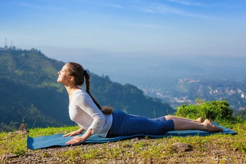 Người phụ nữ thực hiện tư thế Plank