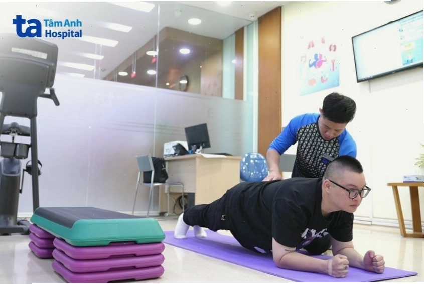 Người phụ nữ thực hiện tư thế Plank