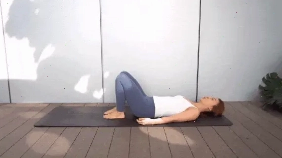 Người phụ nữ thực hiện tư thế Tam giác (Trikonasana)