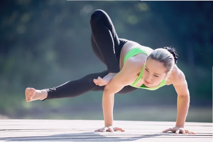 Người phụ nữ trên không trung được chống đỡ bằng cánh tay