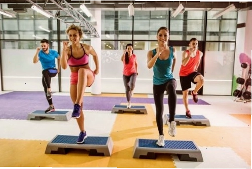 Người phụ nữ uống nước sau khi tập aerobic