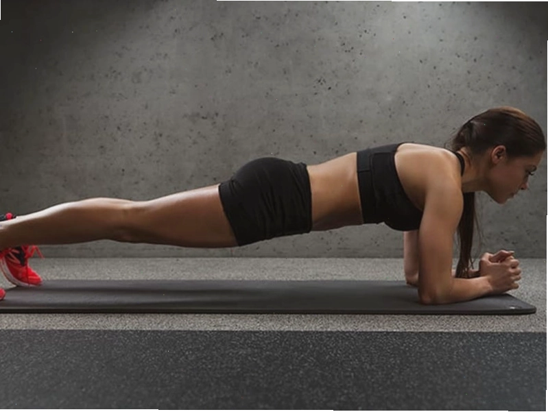 Người tập bài Plank tại nhà