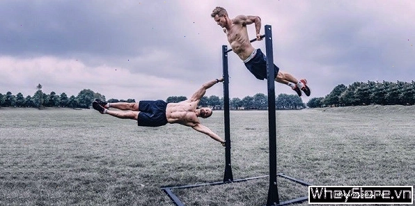 Người tập Calisthenics thực hiện động tác hít xà đơn