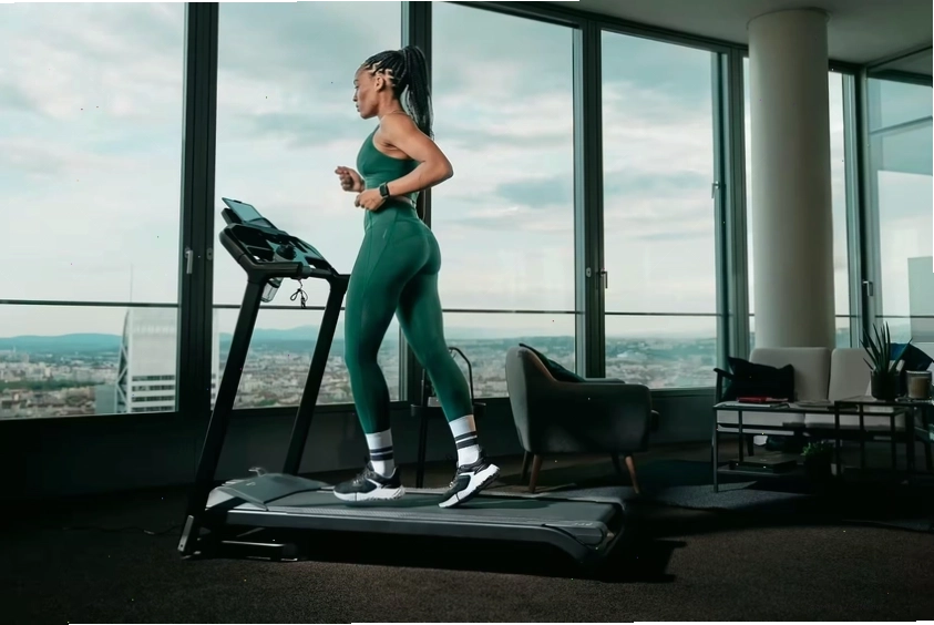 Người tập cardio trên máy chạy bộ tại phòng gym
