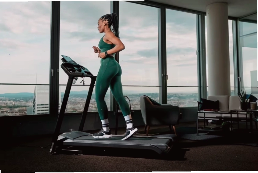 Người tập cardio trên máy chạy bộ trong phòng gym