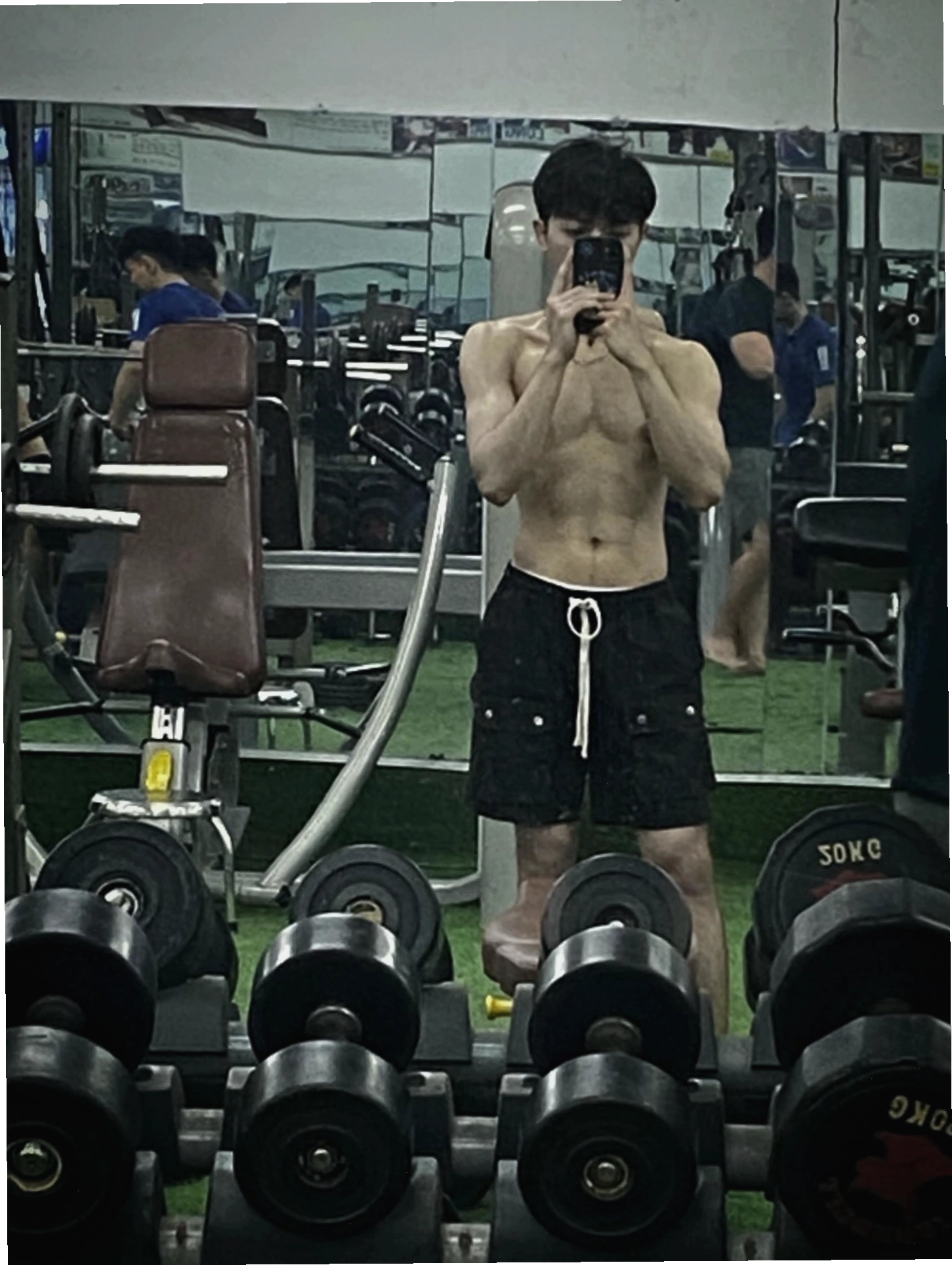 Người tập chạy bộ trên máy chạy bộ tại phòng gym