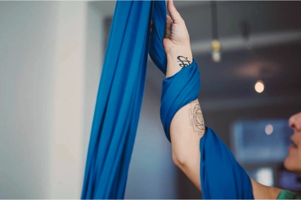 Người tập Fly Yoga thư giãn trên võng lụa