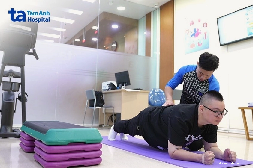 Người tập giữ tư thế Plank