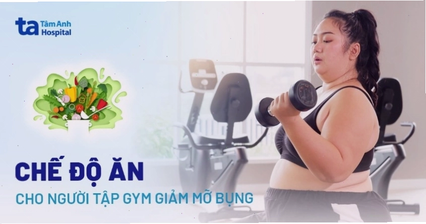 Người tập gym đang chuẩn bị bữa ăn lành mạnh với thịt nạc, rau xanh và ngũ cốc