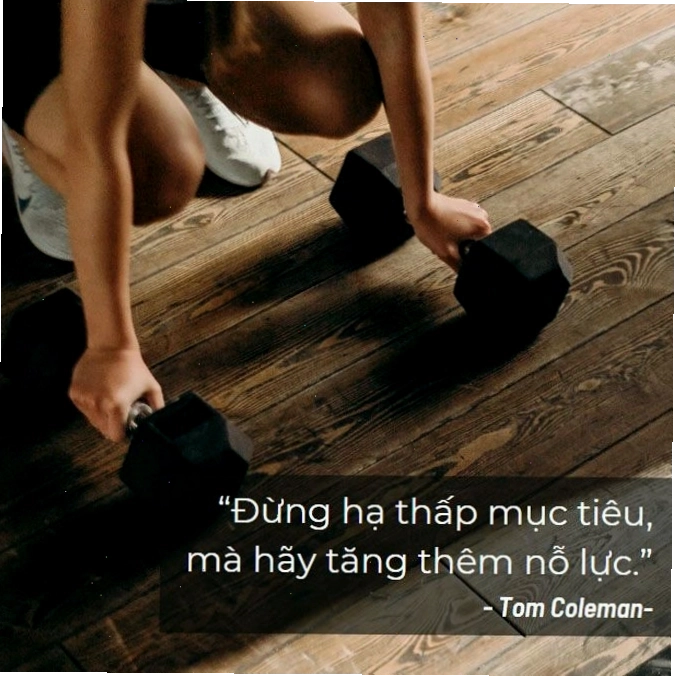 Người tập gym nghỉ ngơi sau một hiệp tạ nặng