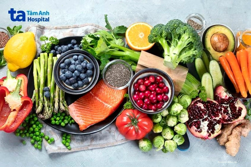 Người tập gym sử dụng thực phẩm lành mạnh để nạp năng lượng