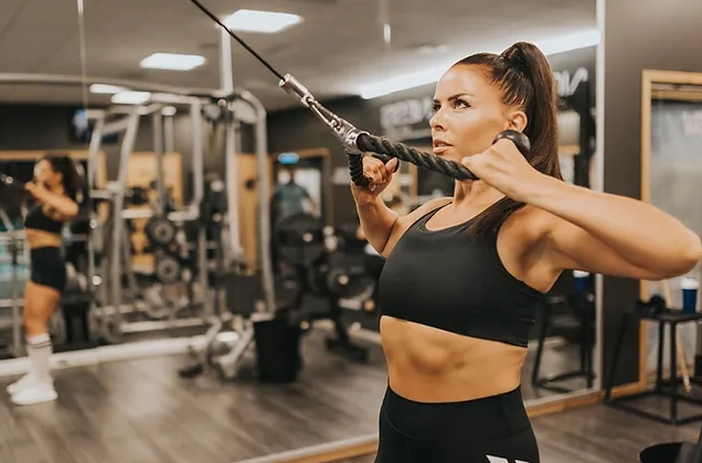 Người tập gym tiếng Anh là gì? Từ vựng gym cần biết 2026