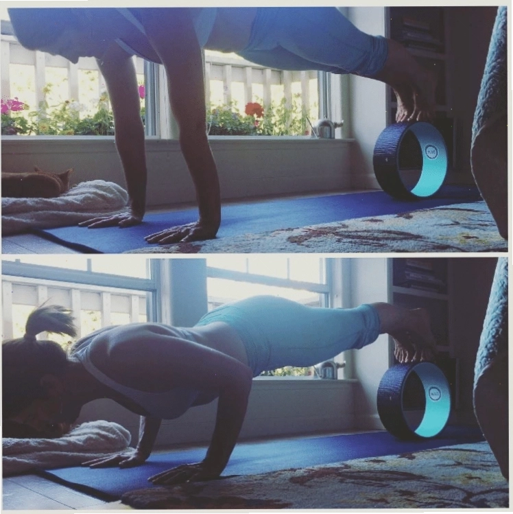 Người tập khởi động kỹ trước khi thực hiện tư thế yoga bánh xe