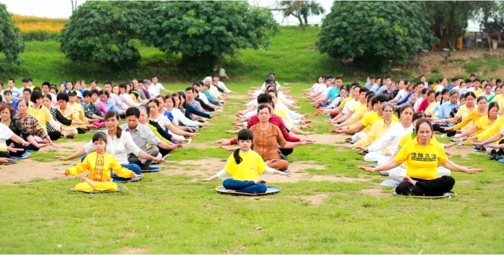 Người tập luyện 5 bài tập Pháp Luân Công trong không gian yên tĩnh