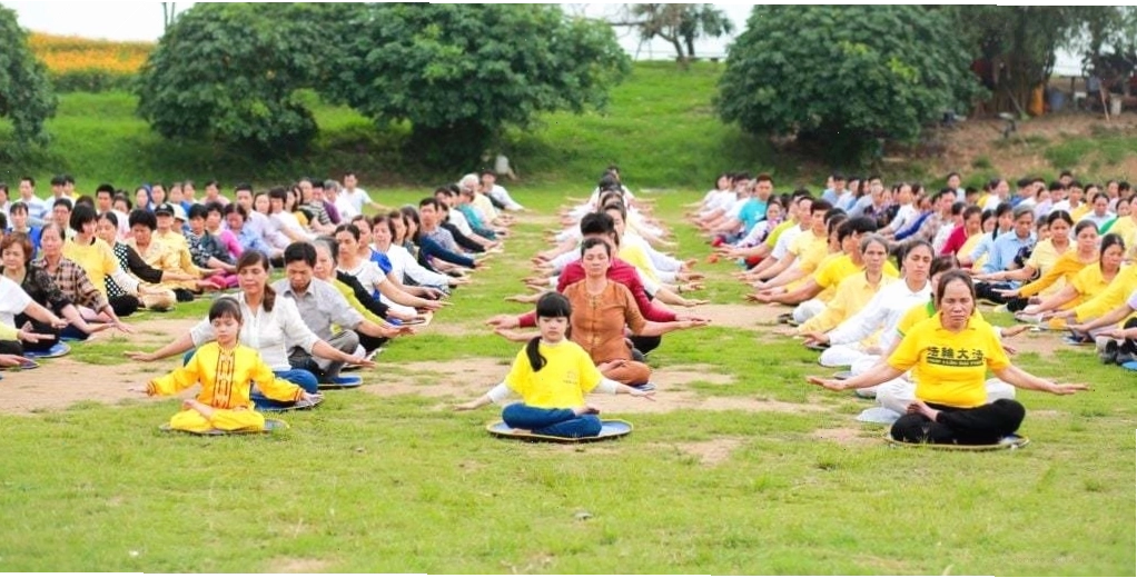 Người tập luyện bài tập đầu tiên của Pháp Luân Công với tư thế đứng thăng bằng