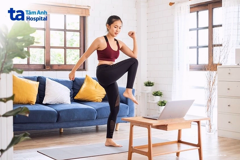 Người tập luyện các động tác aerobic để giảm mỡ toàn thân