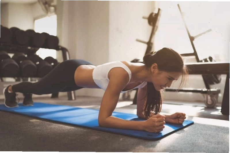 Người tập luyện kết hợp Yoga và Gym