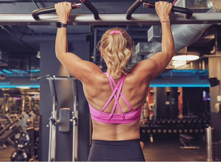 Người tập luyện lưng trong phòng gym