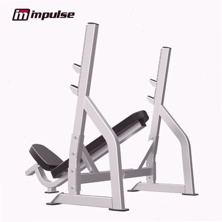 Người tập luyện với ghế ép ngực ngang hiệu quả