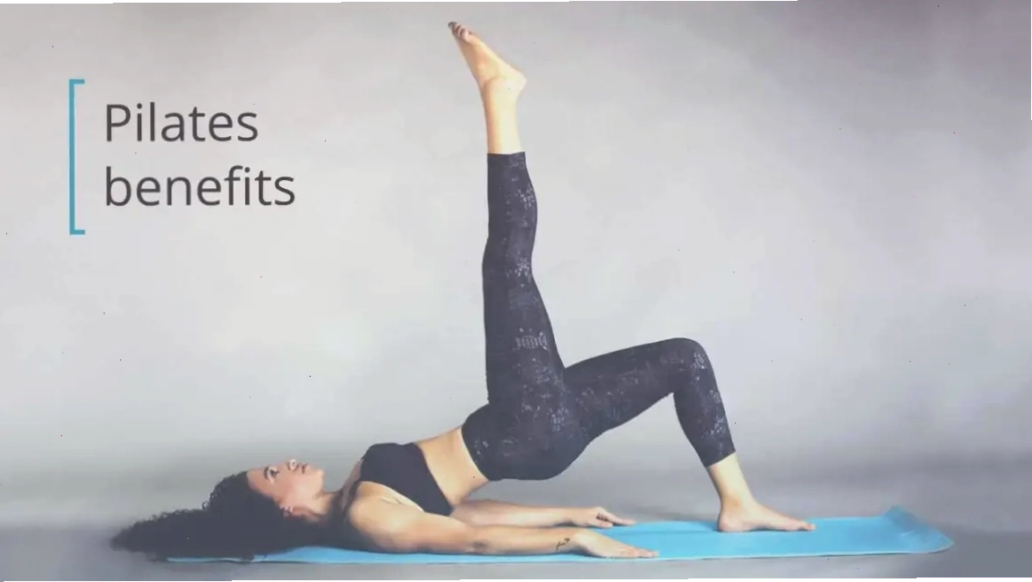 Người tập luyện yoga trên thảm với tư thế cơ bản